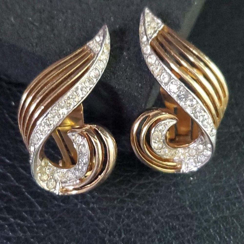 Boucher Vintage Rhinestone Gold Silver Tone Swirl Clip On Earrings 3429